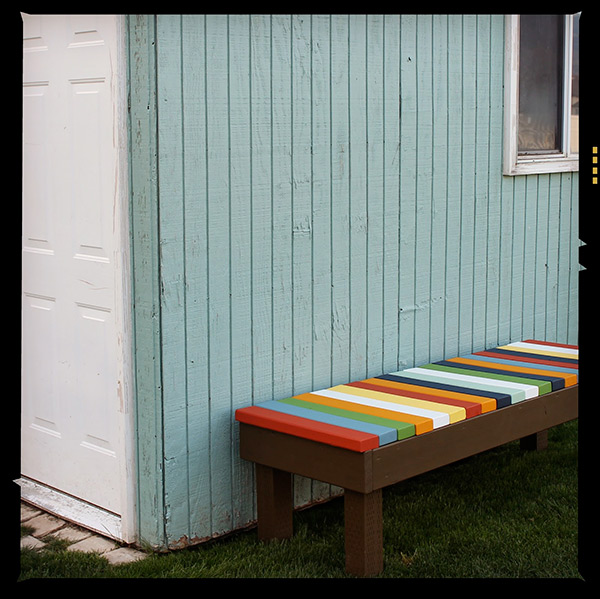 Kleurig tuinbankje