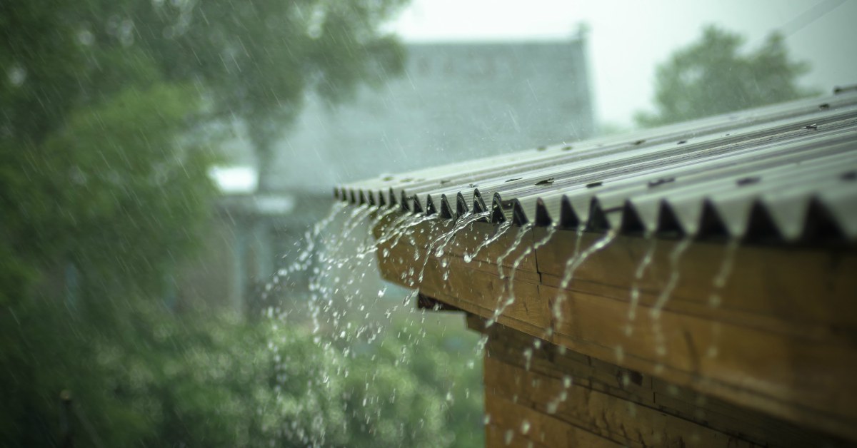 Regen-op-kunststof-overkapping