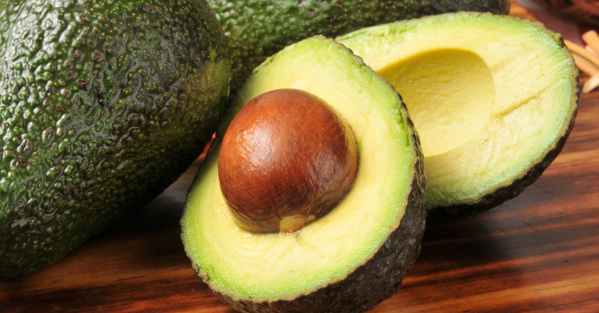 Avocado met pit waaruit een avocadoplant kan worden gekweekt
