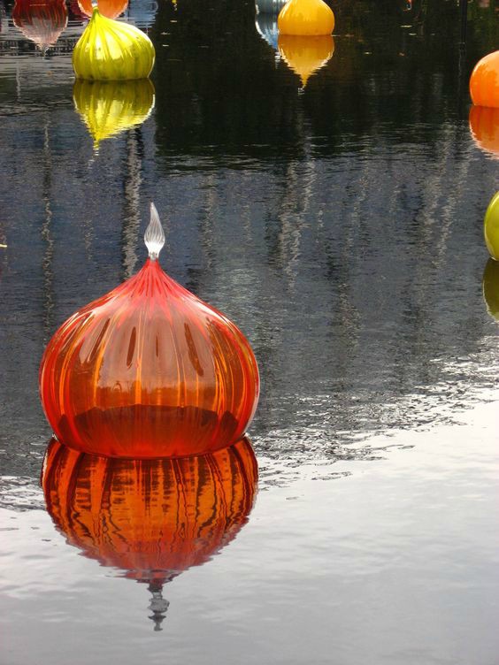 Glazen kunstwerk in vijver