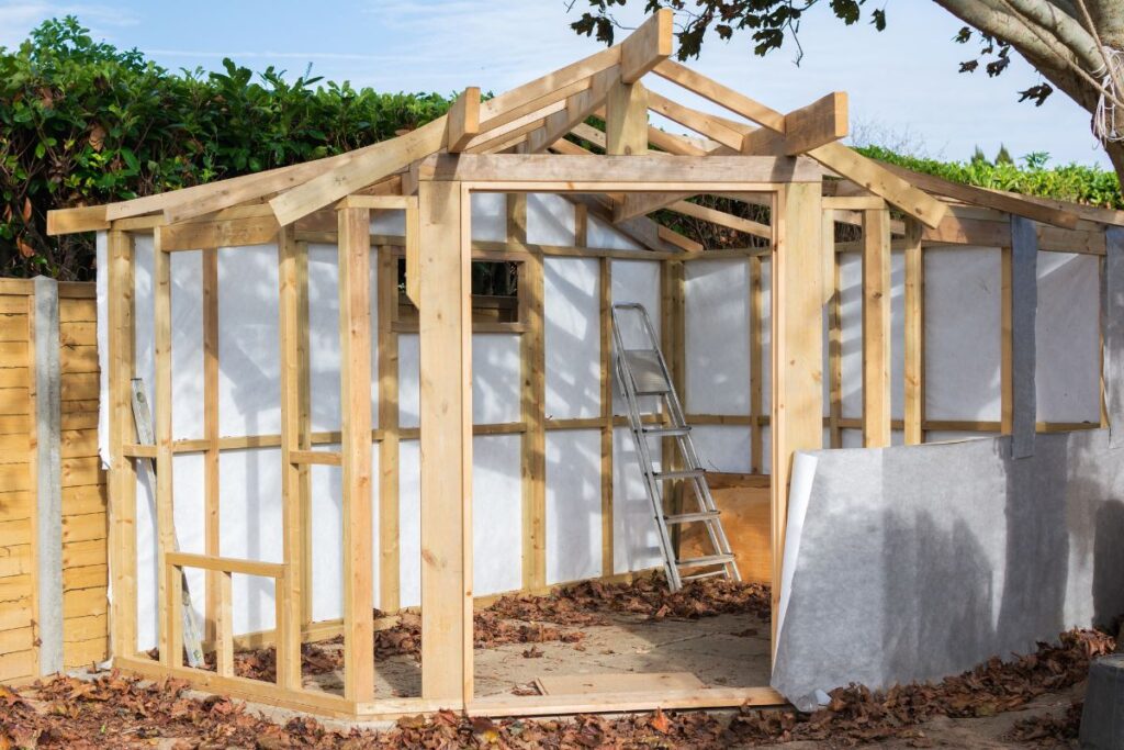 Modern houten tuinhuis in een groene tuin