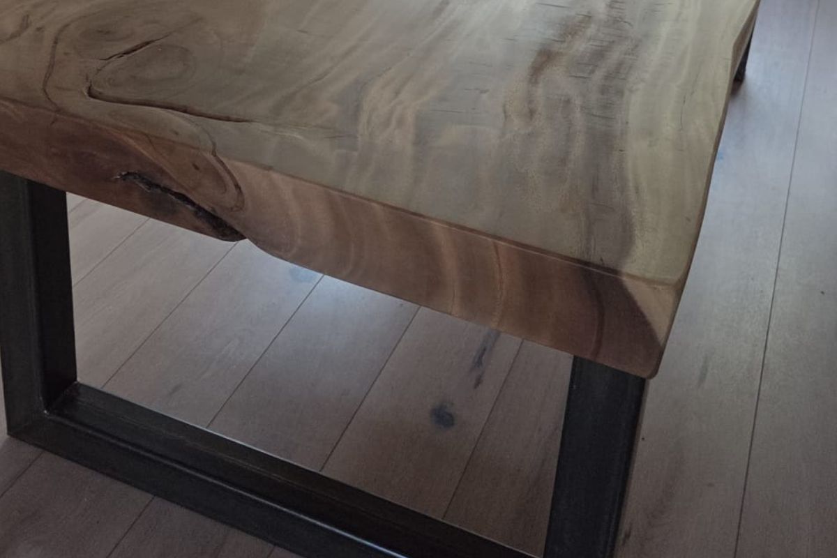 Afwerking van een massief houten tafelblad