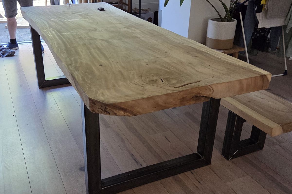 Massief houten tafel met bijpassende bank gemaakt door Roel Tigchelaar