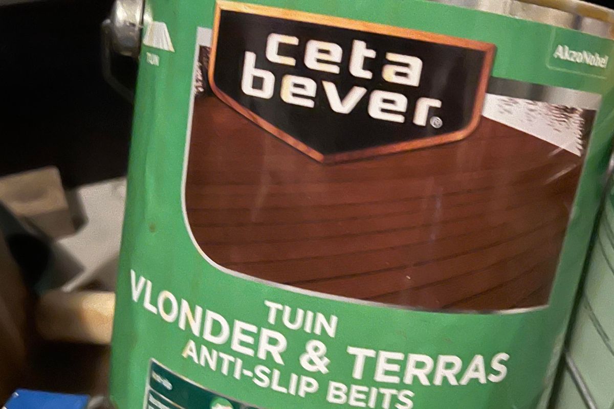 Beits aanbrengen op een houten vlonder